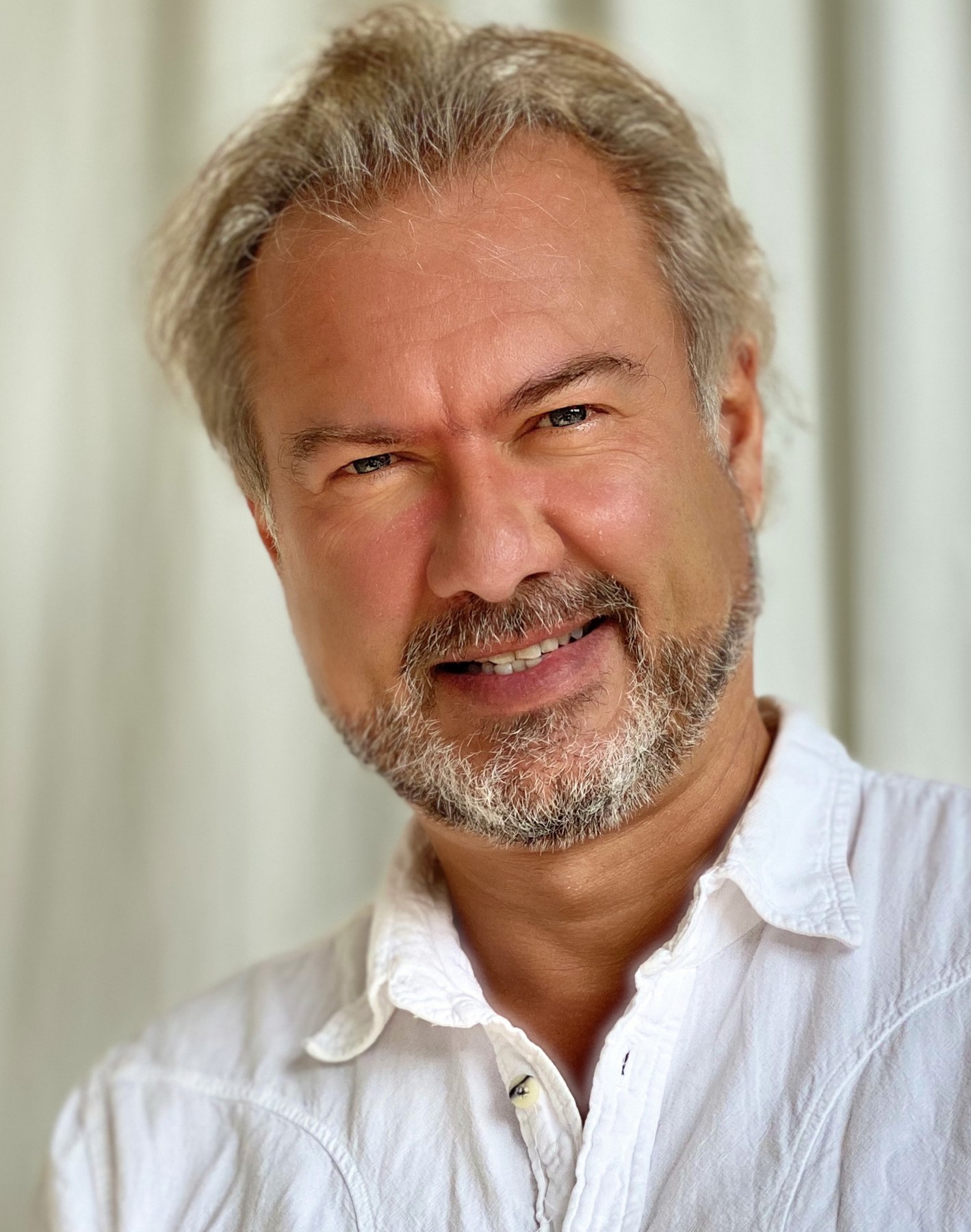 Edmund Emge, Opernregisseur und Bassbariton